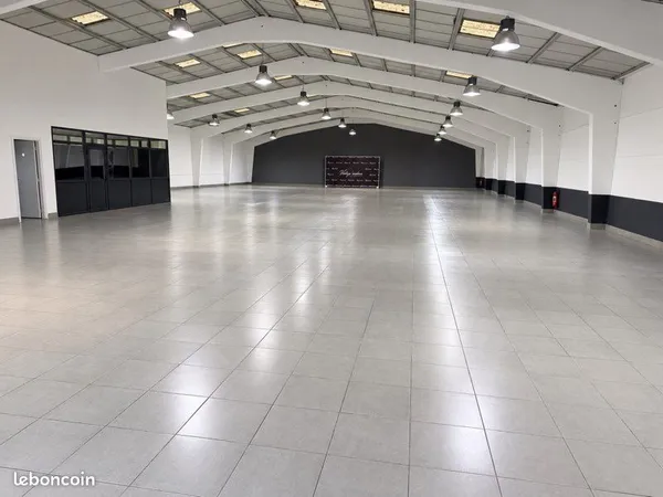 Entrepôt / Showroom - 950 m² - Accès camions - Avec parking