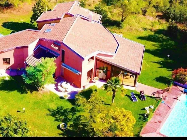 Maison 8 pièces 250 m²