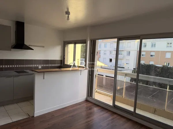 PESSAC Bellegrave Appartement lumineux avec balcon