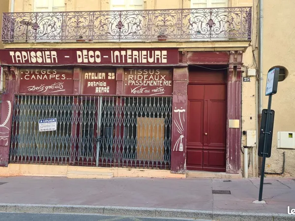 Local commercial 42 m² + cave, face à la cathédrale de Narbonne, rue très passante