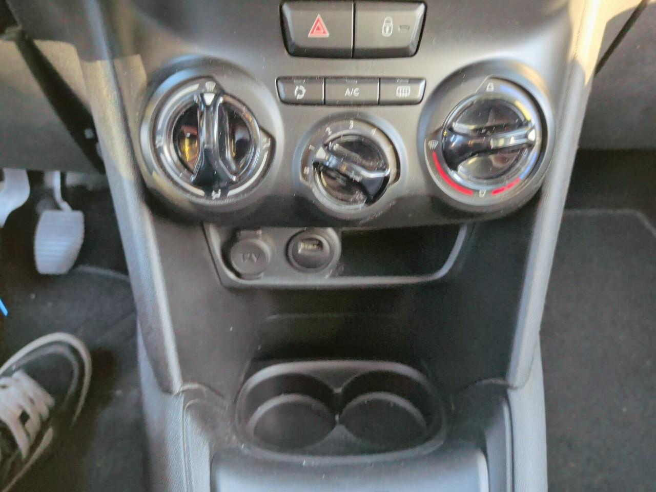 Peugeot 208 puretech 82ch s&s bvm5 signature — photo 19