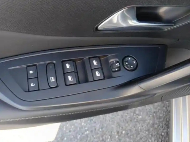 Peugeot 308 phev 180ch allure pack e-eat8 — photo 12