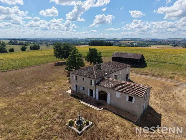 A Vendre Bâtisse en pierre de 209 m² en partie rénovée avec dépendances sur parcelle de plus de 1.2 
