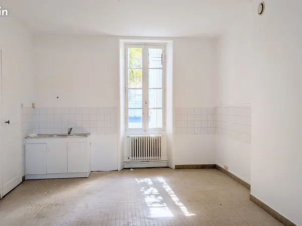 Appartement rénové de 100 m² avec 3 chambres et place de parking