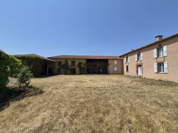 À vendre, proche Trie-sur-Baïse (Hautes-Pyrénées): maison gasconne avec grange, terrasse, porcherie,
