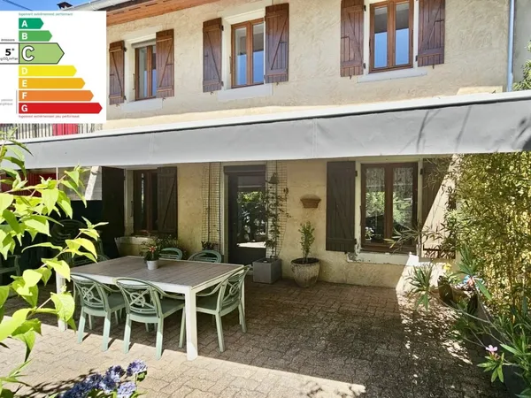 Authenticité et espace : grande maison mitoyenne en pierre avec 5 chambres à vendre à CHINDRIEUX ave