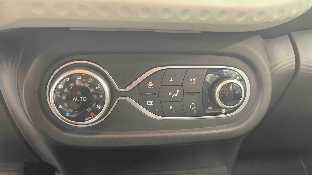 Renault Twingo III E-Tech — photo 15