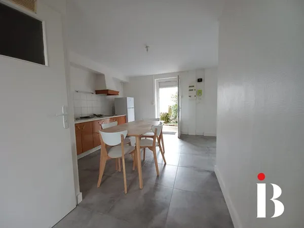 Proche Atlantis, appartement de type 2 meublé avec cour privative et stationnement