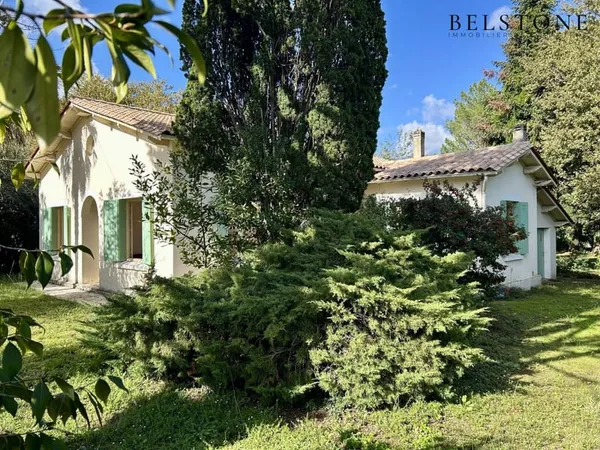 Maison pleine de charme avec grand jardin arboré