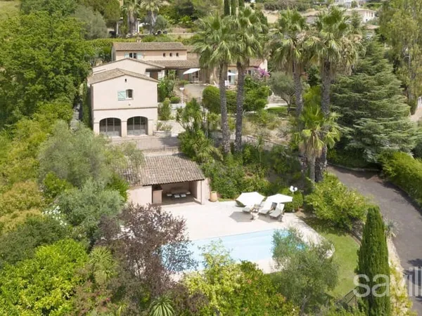 Villa 8 pièces 363 m²