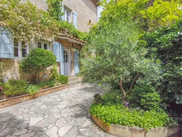 Aux portes d'Uzès - Maison de village de charme avec patio, bassin & dépendance