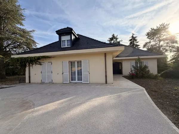 TRES BELLE ET GRANDE MAISON
