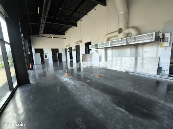 Local commercial 276 m²