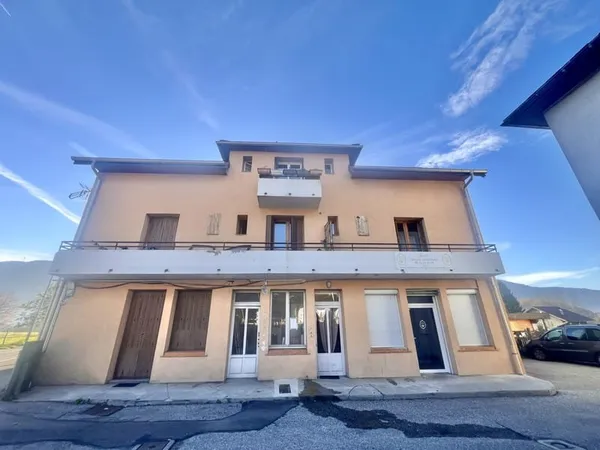 Immeuble de rapport 218 m2 quatre appartements, un commerce en activité Gilly-sur-Isère