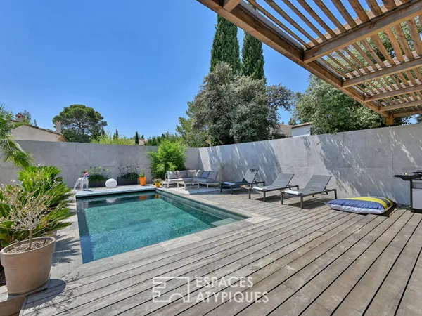 Villa contemporaine avec piscine et jardin paysagé