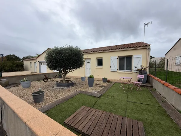 LA BOISSIERE DES LANDES (85) - AU CALME -ADORABLE VILLA PLAIN PIED 3 CHAMBRES AVEC GARAGE ET JARDIN 