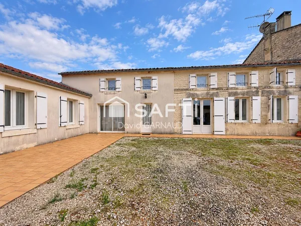 Grande maison de 170m² disposant de 6 chambres à 5 min de Cognac
