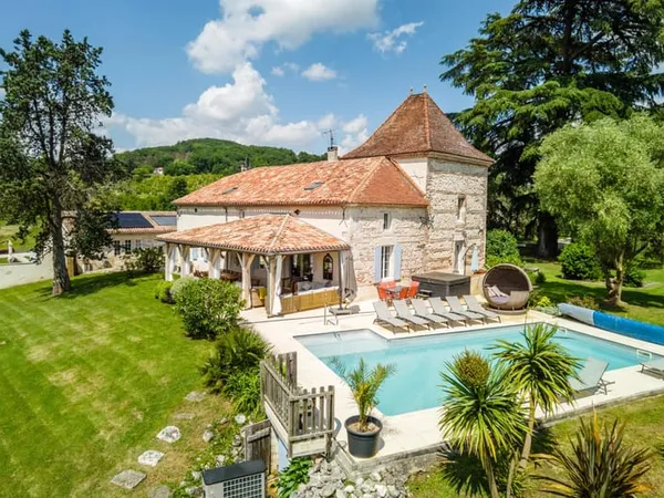 Maison de campagne avec annexes, 3 x piscines et vue