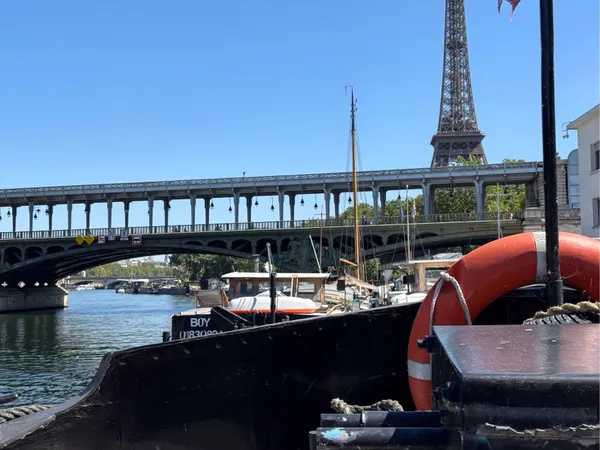 Location studio meublé 31 m2 sur une péniche Paris 15eme