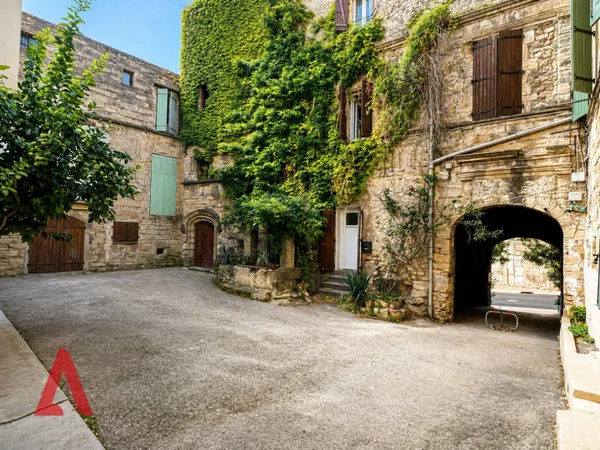 Belle maison de caractère de 200m2 avec 5 chambres en parfait état au cur historique de Roujan