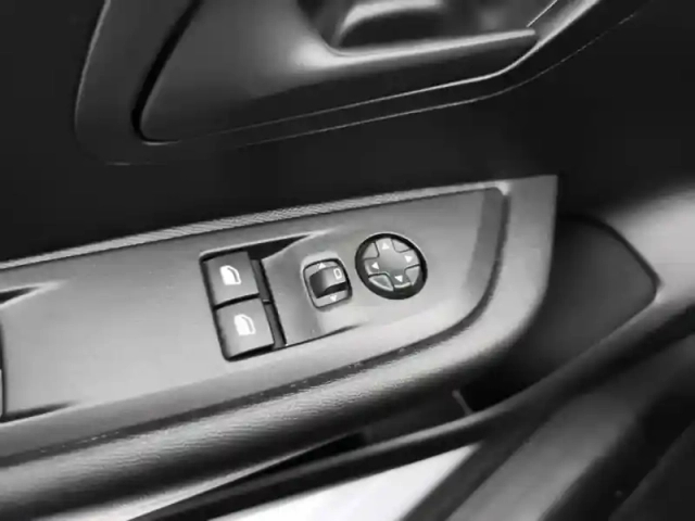 Peugeot 208 puretech 75 s&amp;s bvm5 like — photo 20