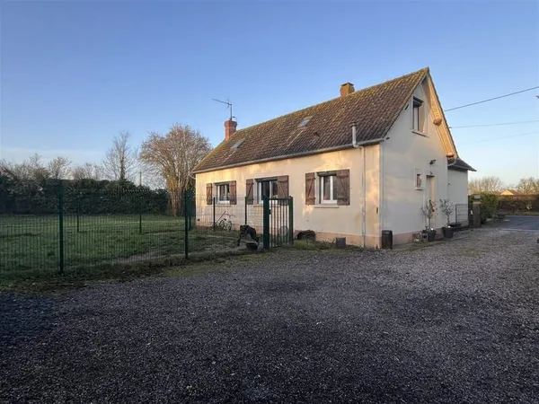 Située à 10 km d'Argentan, cette maison bénéficie d'un environnement calme et verdoyant, en pleine c