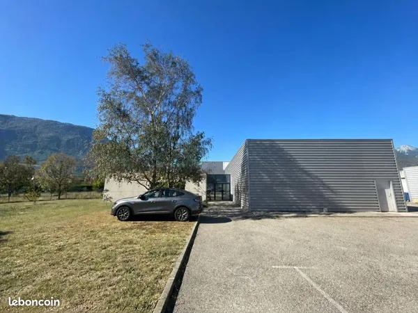 Local d'activites independant de 373 m² a vendre a sassenage