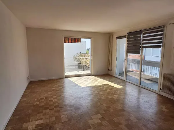 BEL APPARTEMENT AVEC GRANDE TERRASSE ET PARKING
