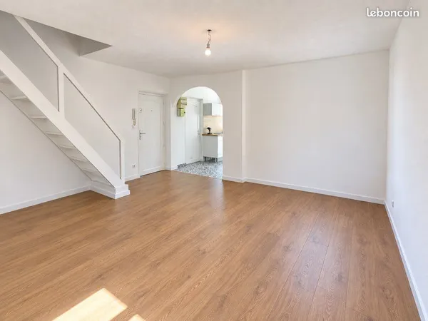 T3 duplex rénové 50 m² - Dernier étage - Cuers centre