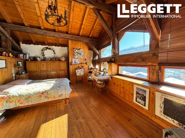 Exceptionnelle maison savoyarde rénovée; 5 chambres, une vue sur les montagnes et un superbe atelier
