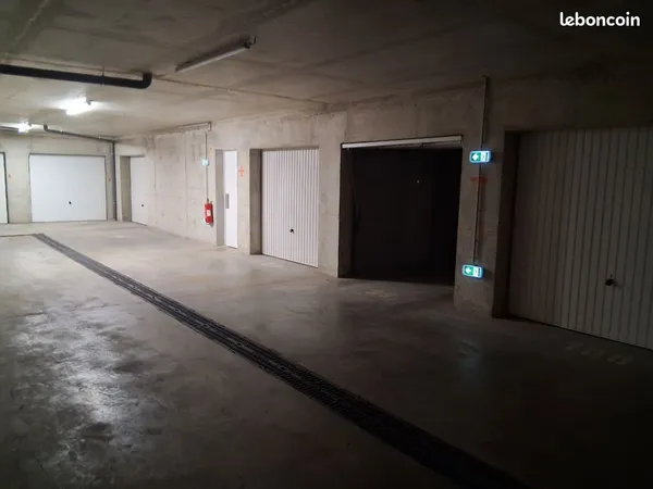 Parking box garage fermé 18 m2