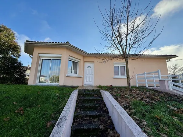 Maison avec sous-sol, située à proximité des commodités.
