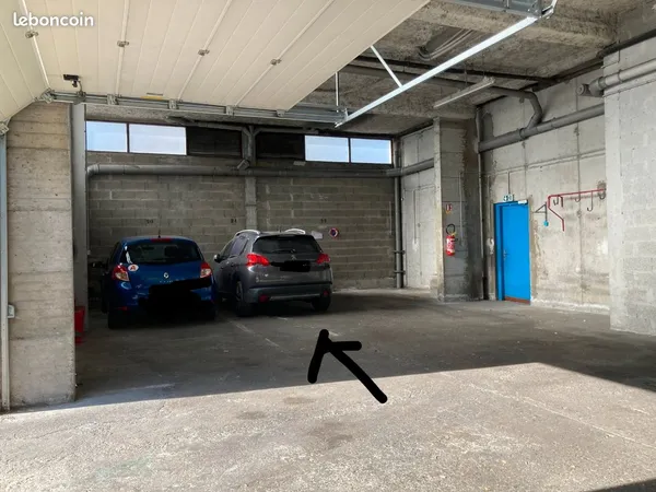 à louer - place de parking couverte et sécurisée - vallier catane
