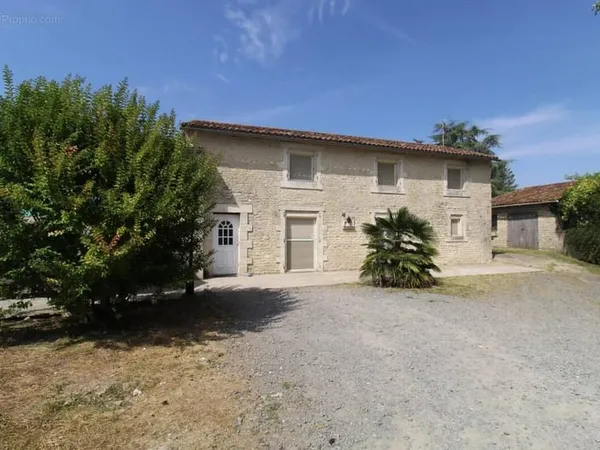 Maison de pierres avec nombreuses dépendances
