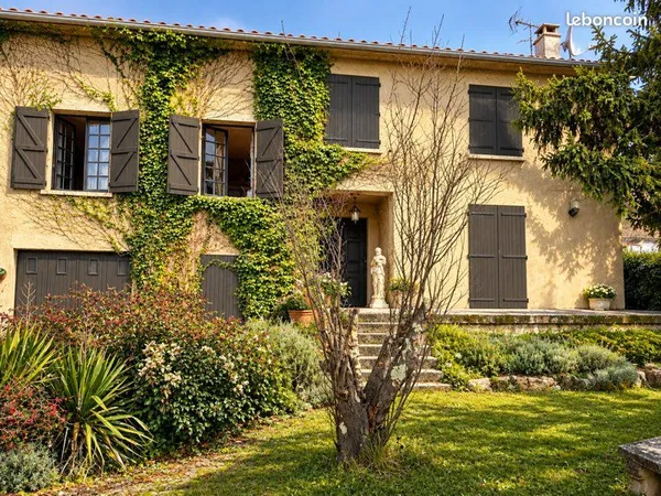 À louer - Belle maison familiale meublée de 198 m² avec jardin et garage - Ariège (09) Loyer : 990 /