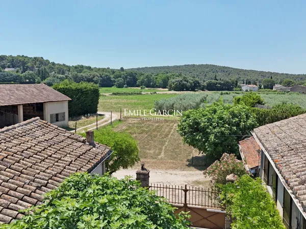 A vendre, Mas en pierre à rénover avec dépendances sur 2 hectares avec oliveraie, au pied du Luberon