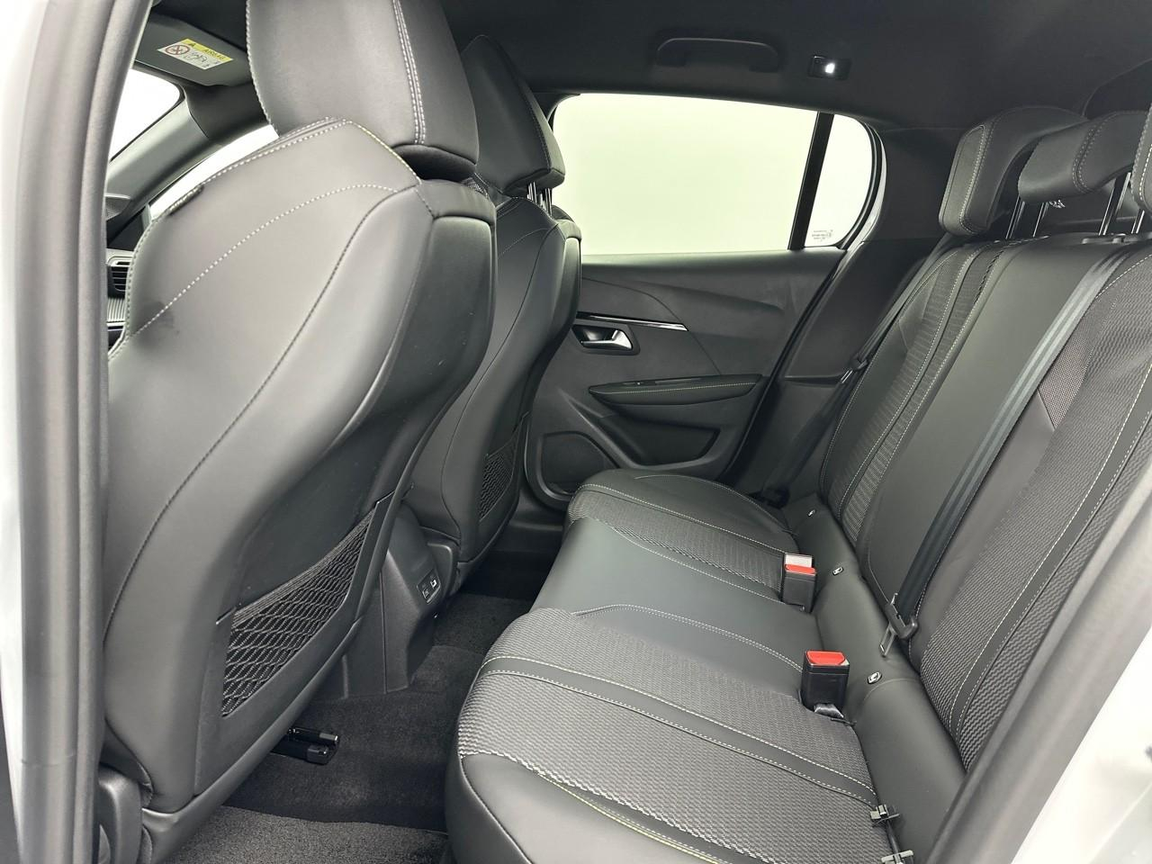 Peugeot 208 hybrid 145 e-dcs6 gt — photo 12