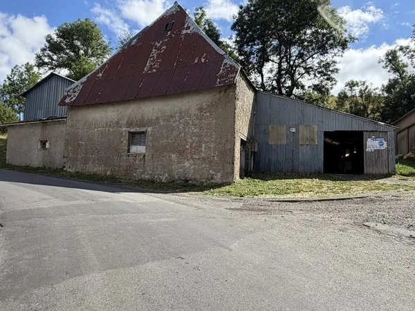 Montgreleix Maison avec grange, écurie et dépendances sur