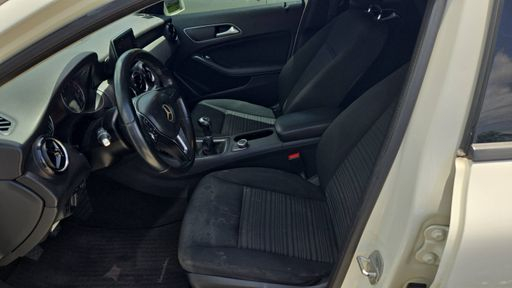 Mercedes Classe A 180 122 - Inspiration – 2015 – 84650 km – Essence – Boîte Manuelle — photo 28