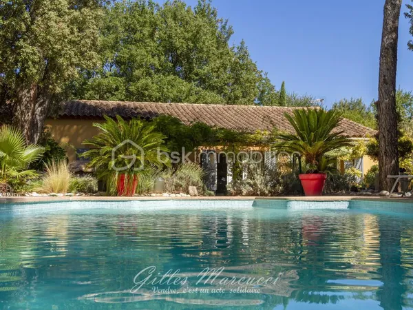 Un écrin de tranquillité : villa 4 chambres avec piscine