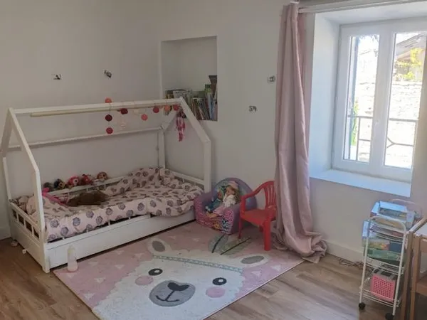 Maison en pierre rénovée- 3 chambre - grande cours- Centre Argelliers (34380)