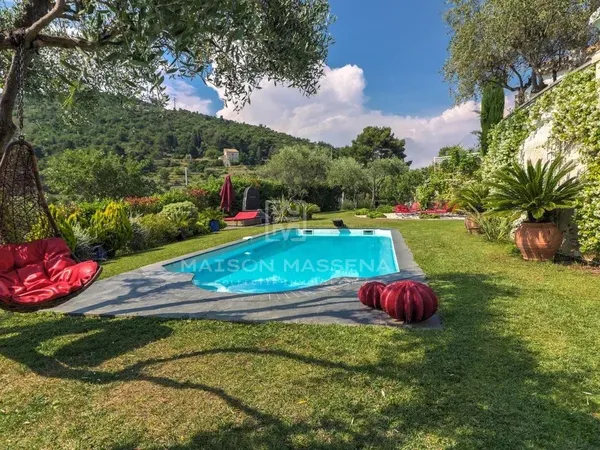 Élégant mas provençal avec un sublime jardin et piscine !!