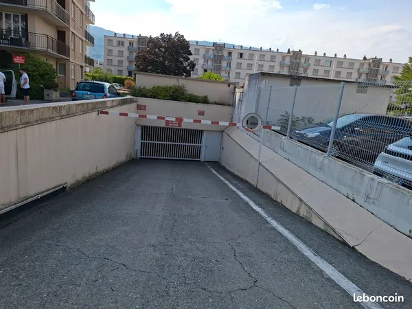 Garage en sous sol fermé