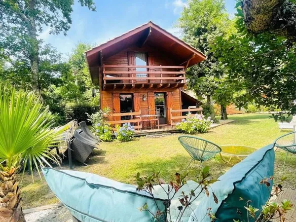 Chalet au calme avec piscine dans domaine