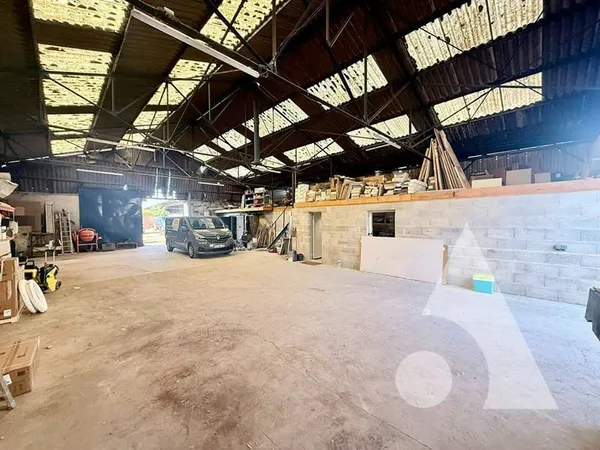 Entrepôt 672 m²