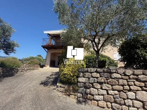 Maison rénovée de 163 m² - À deux pas du centre des Vans