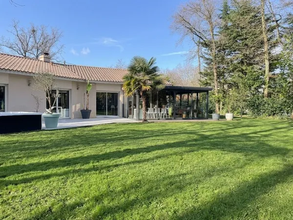 « Jade », une villa de 186 m² dans son écrin de verdure