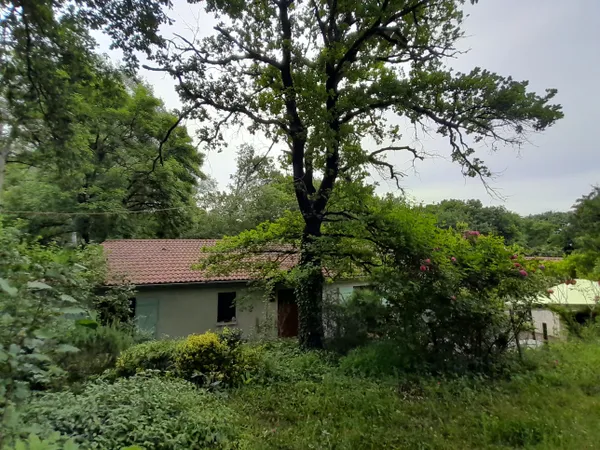 Vends maison sur deux niveaux, 6 chambres, 163m², sur terrain boisé 1529m², avec double garage et ca