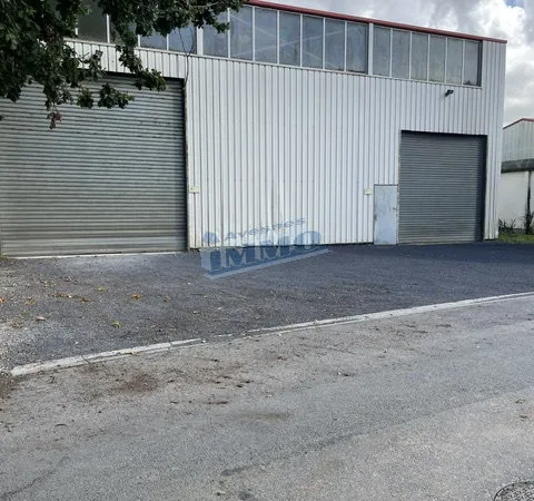 Bâtiment de stockage ou bâtiment à usage professionnel.