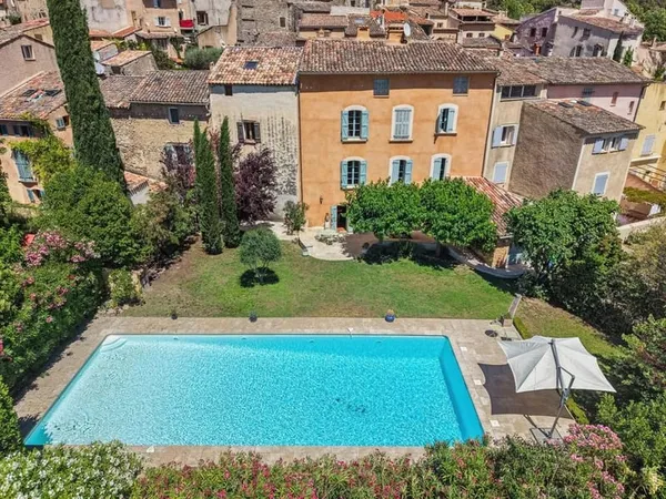 Villecroze Élégante maison de village avec jardin et piscine d